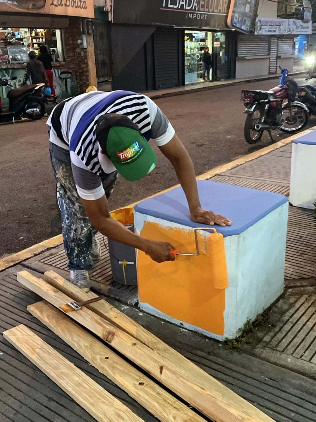 Avanzan los preparativos con manos a la obra en los parques para recibir La Navidad