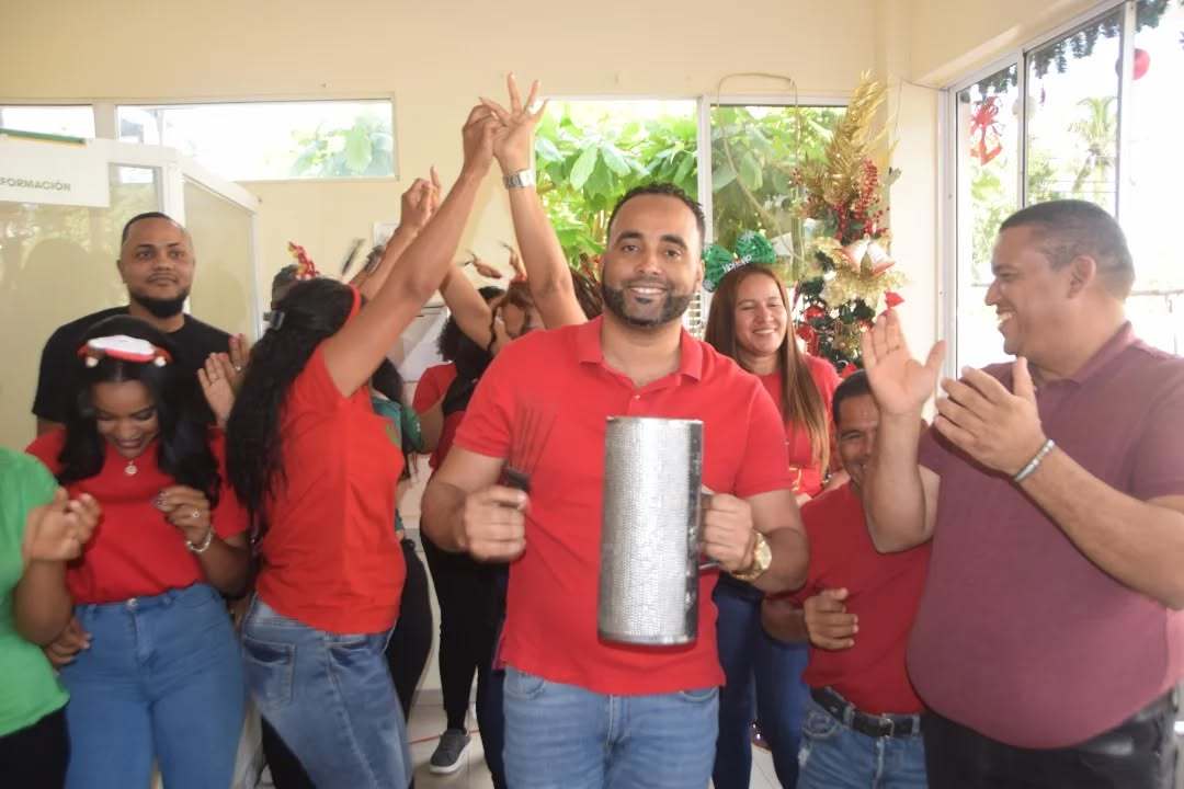 La Navidad 2025 inicia con cálido encuentro entre alcalde y colaboradores.