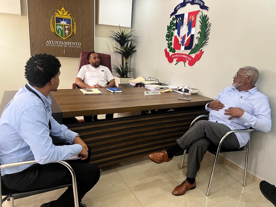 ALCALDE DAMIÁN NÚÑEZ RECIBE COMISIÓN DE LA JUNTA MUNICIPAL ELECTORAL