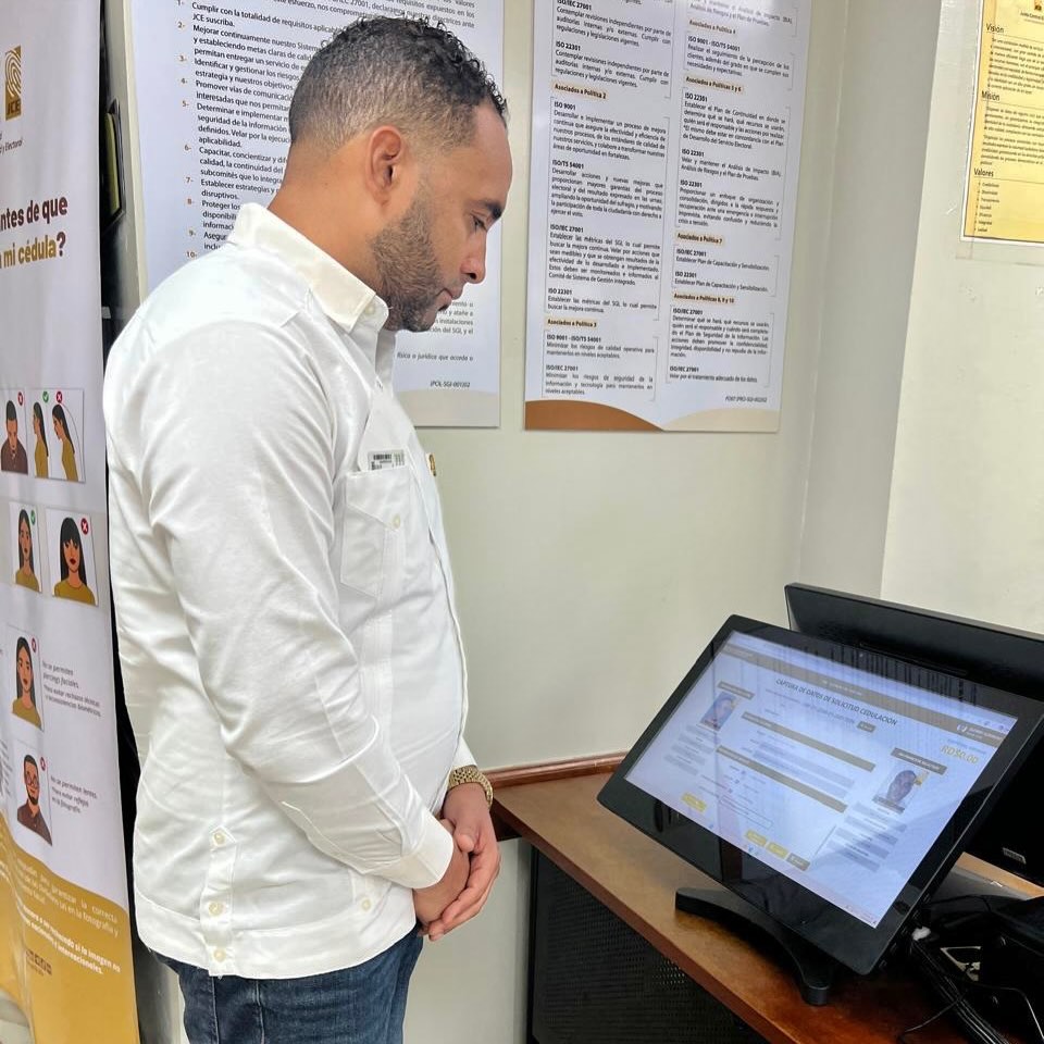 Personal alcaldía Fantino concurre al proceso de captura de datos para renovación cédula de identidad y electoral