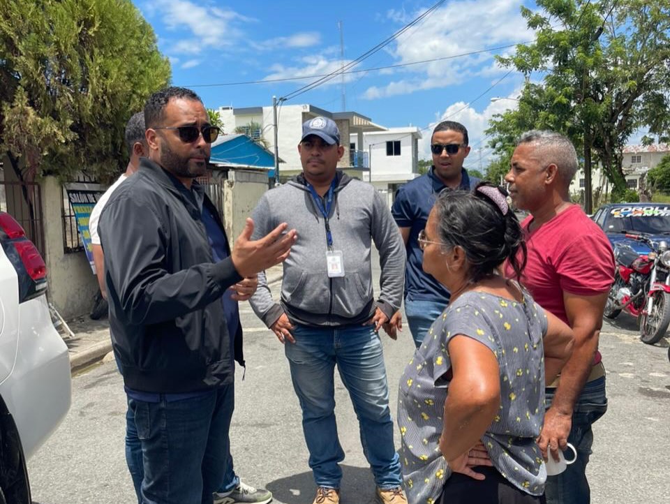 Alcalde Dr. Damián Núñez en conjunto con INAPA, visitan el sector La Esperanza para gestionar solución al sistema cloacal.