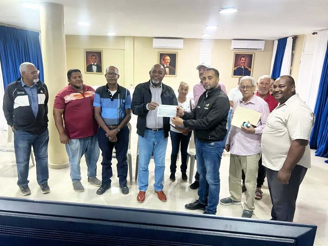 Alcalde de Fantino recibe cheque del FOMISAR para adquisición de equipos municipales