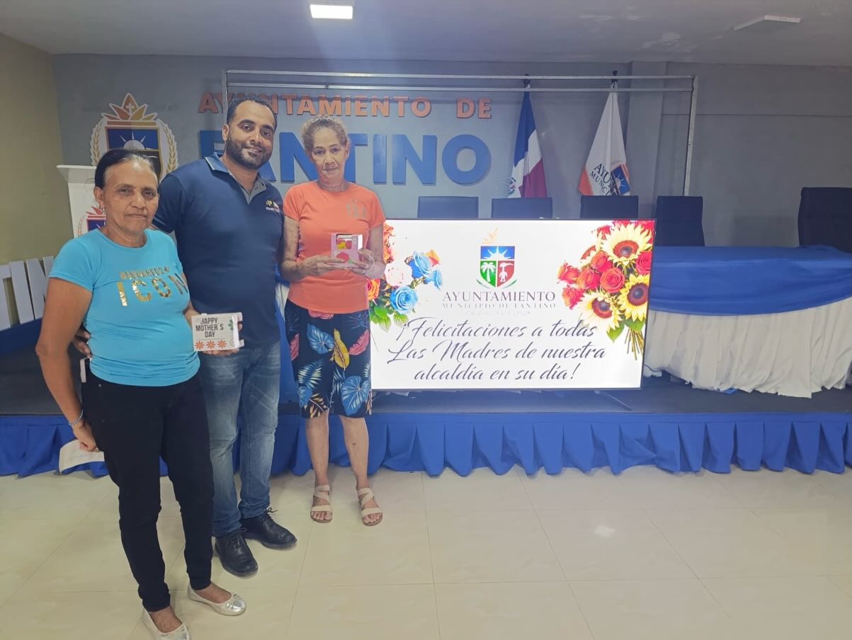 Alcalde comparte con colaboradoras Día de Las Madres