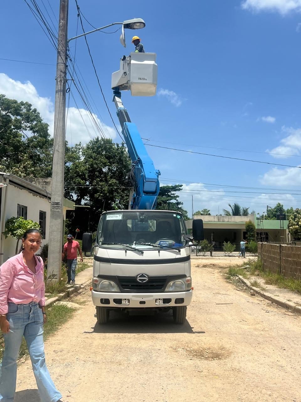 Alcaldía Municipal de Fantino realiza sustitución y mantenimiento de lámparas de alumbrado público en diversos sectores