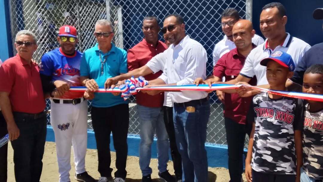 Alcaldía de Fantino entrega dos dogouts a la Liga Añeja de Softbol y anuncia próximas inauguraciones de obras comunitarias