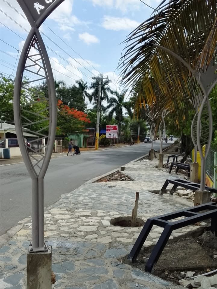 La alcaldía municipal de Fantino muestra con orgullo los avances en la construcción de la Parada Inteligente.