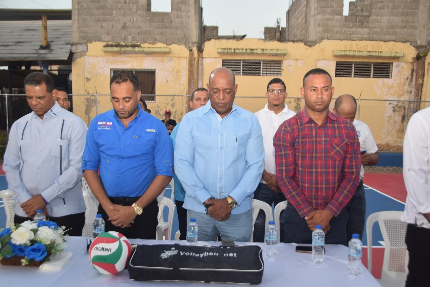 Dr Damián Núñez entrega remozada cancha de baloncesto de Piña Vieja con fondos mineros de FOMISAR