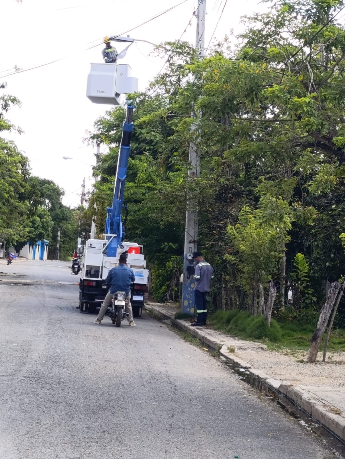La Alcaldía Municipal de Fantino, en conjunto con EDENORTE, realizan trabajos de alumbrado en el sector La Paz.
