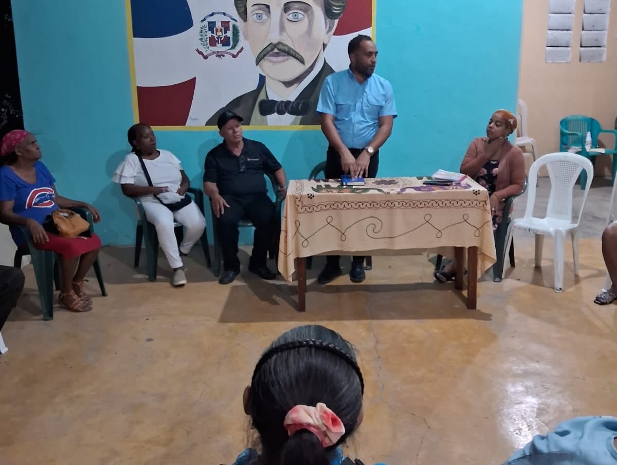 Alcalde se reúne con residentes del Barrio Duarte para escuchar sus necesidades |