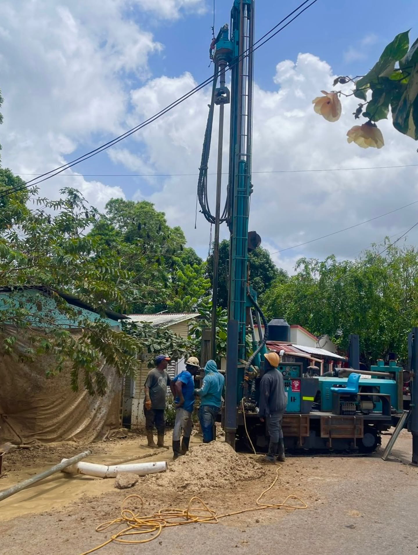 Dr. Damián Núñez da inicio a la construcción de pozo tubular en el Barrio Las Flores.
